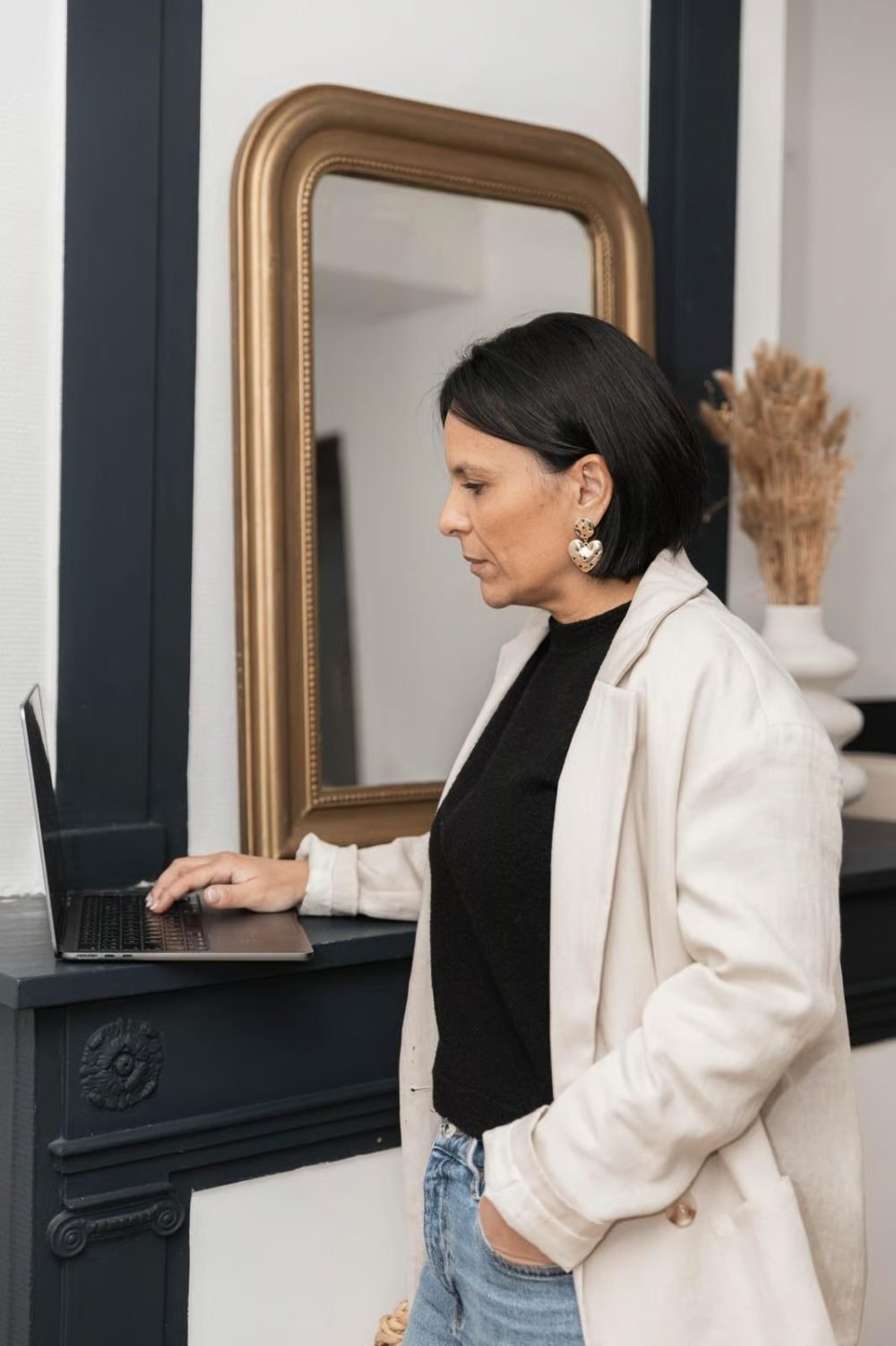 Naïma Djebablah préparant une campagne de prospection sur son ordinateur